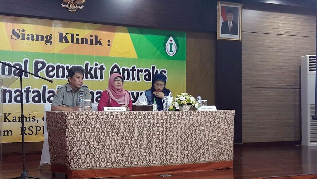 (dari kiri) drh. Pudjiatmoko, Phd, dr. Chita Septiawati, dan Direktur Medik dan Keperawatan RS Penyakit Infeksi (RSPI) Prof. Sulianti Saroso, dr. Dyani Kusumowardhani, Sp. A (K) pada sesi diskusi Siang Klinik tentang Mengenal Penyakit Antraks dan Penatalaksanannya, di Auditorium RSPI. Prof. Dr. Sulianti Saroso Jakarta, Kamis (9/2/2017). Mengingat antraks adalah penyakit menular akut diperlukan upaya pengenalan dan pencegahan lebih mendalam dan pihak RSPI siap mengadakan Siang Klinik di daerah-daerah.